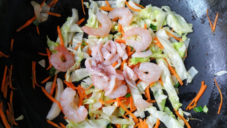 十味 鲜虾鱼板面,加入虾仁和鱼板翻炒。