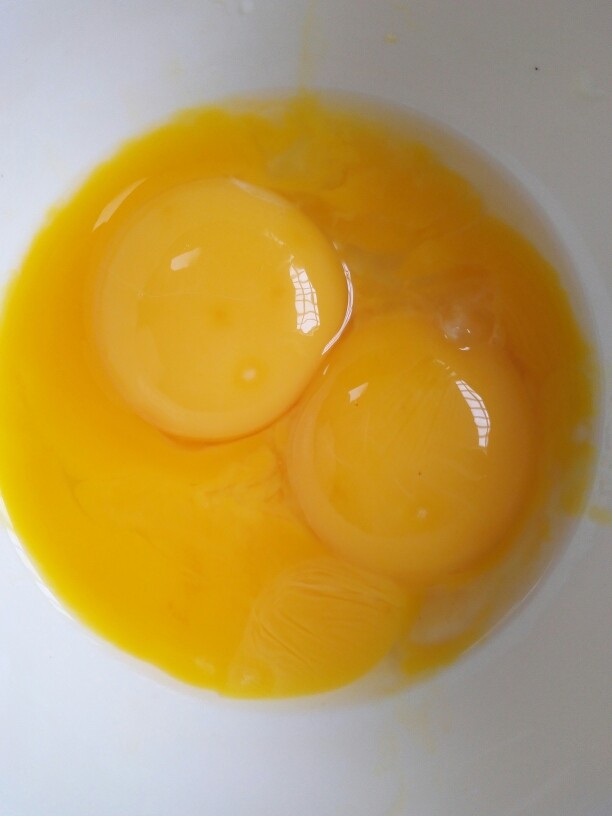 三色蒸蛋,蛋黄放在另一个碗里