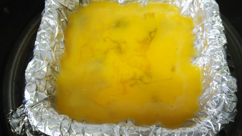 三色蒸蛋,把蛋黄浇在容器里再蒸十分钟