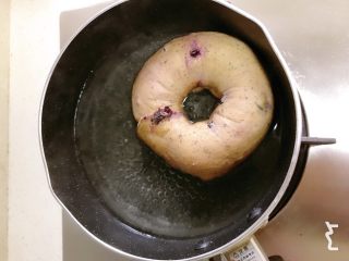 红茶蓝莓贝果,下贝果煮，煮30秒