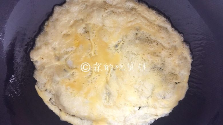 家常小炒 莴苣蛋皮丝,油锅烧热，把蛋液倒下去，慢慢转动锅子，让蛋液转着圈最后变成圆形，煎完切丝，稍微粗一点就可以