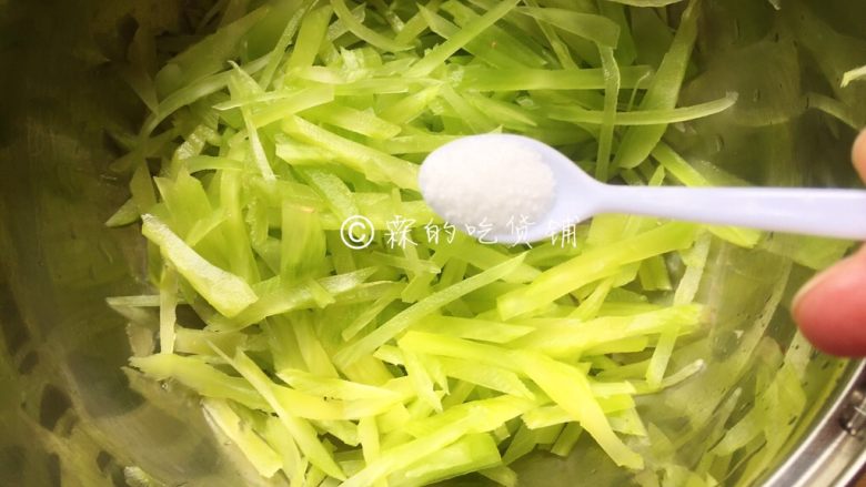 家常小炒 莴苣蛋皮丝,用盐先腌一下（先腌一下是为了使其入味，减少在油锅里翻炒的时间，从而保证出锅时莴苣的脆感以及颜色还是碧绿的）