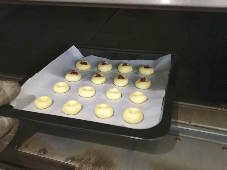 奶香草莓酱小酥饼,将烤箱预热上下火160度，放烤箱中层，烤15分钟，表面上色即可。