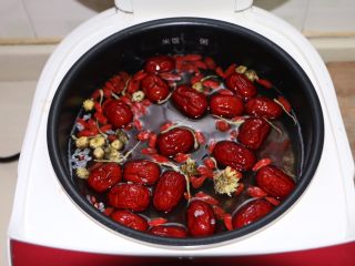 红豆养生粥,食材放入电饭煲中，加水至最高刻度线，盖好锅盖，接通电源，开始煲粥。