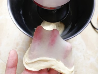 豆沙面包卷,一档揉至黄油全部吸收，转三档揉至完全阶段（能扯出薄薄的手套膜）