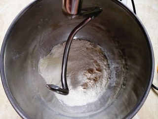 豆沙面包卷,除黄油和豆沙以外的所有食材放入厨师机（先放液体再粉类最后酵母，酵母和盐分开放）