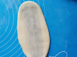 豆沙面包卷,用擀面杖擀成椭圆形