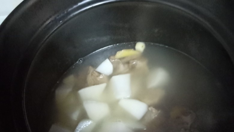 十味  萝卜炖排骨汤,半个小时以后揭开盖子，把萝卜放进去继续小火煮半个小时