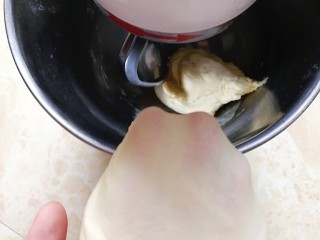 豆沙面包卷,一档揉成团，转三档揉至出厚膜