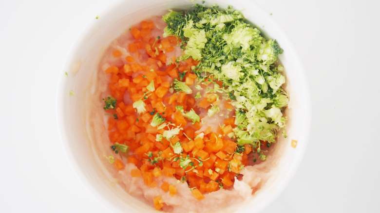 鸡肉彩蔬蛋卷,西蓝花和胡萝卜碎加入鸡肉泥中，搅拌均匀