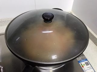 十味  蚝油胡萝卜洋葱牛肉丁,翻炒均匀之后盖上锅盖，转中小火焖煮两分钟