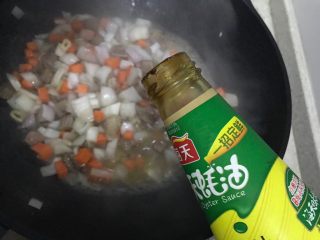 十味  蚝油胡萝卜洋葱牛肉丁,加适量蚝油