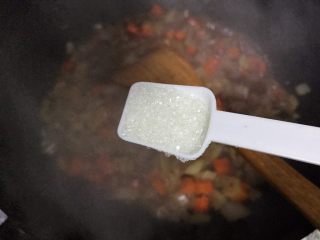 十味  蚝油胡萝卜洋葱牛肉丁,待锅内汤汁收紧，加一小勺细砂糖，翻炒均匀，即可