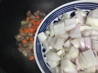 十味  蚝油胡萝卜洋葱牛肉丁,下洋葱