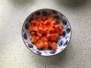 十味  蚝油胡萝卜洋葱牛肉丁,胡萝卜去皮洗净之后切成小块