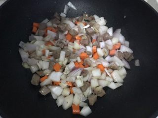 十味  蚝油胡萝卜洋葱牛肉丁,翻炒30秒