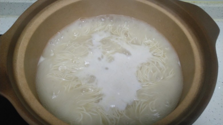 鸡汁面,把鸡汁放入砂锅中，水开后下入面团。