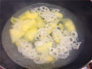 十味 干锅双拼,将土豆片和藕片先焯水1分钟后捞出。