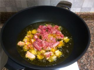十味 干锅双拼,放入鸡翅和兔肉煸干水份。