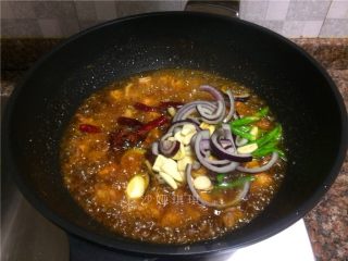 十味 干锅双拼,放入干辣椒、大蒜、生姜、二荆条青椒、洋葱翻炒片刻。