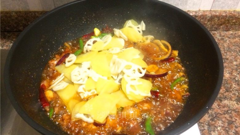 十味 干锅双拼,放入土豆片和藕片翻炒2分钟。