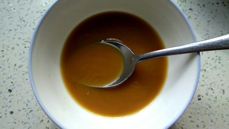 十味  五彩小炒,小碗中放入一勺生抽半勺醋，适量盐，一勺淀粉，适量清水，搅拌均匀