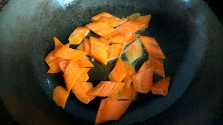 十味  五彩小炒,把胡萝卜放入锅中，翻炒至八成熟