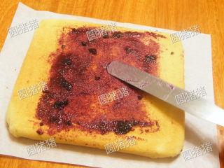 千叶纹蛋糕,放至温热后，反面涂上果酱。