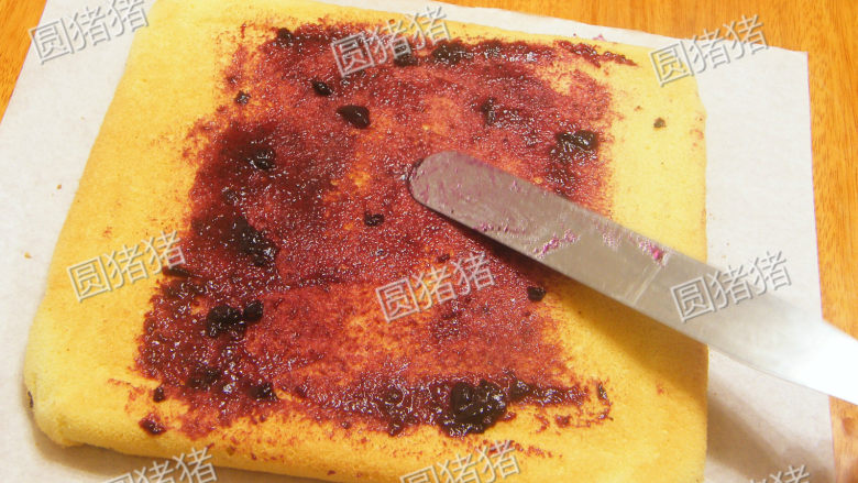 千叶纹蛋糕,放至温热后，反面涂上果酱。