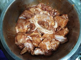 十味   鸡公煲炖土豆,
倒入鸡块抓匀，加盖入冰箱腌制一晚入味