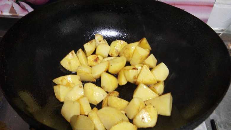 十味   鸡公煲炖土豆,
锅内加油烧热至四成倒入土豆煎至表皮金黄捞出备用