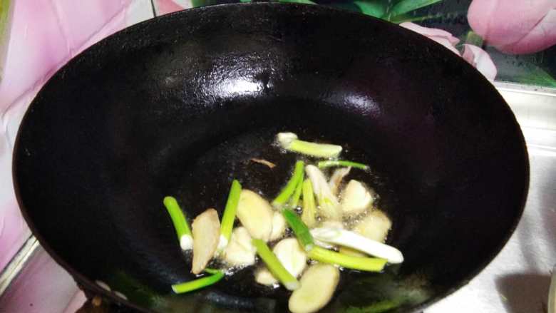 十味   鸡公煲炖土豆,
随后倒入葱、姜、蒜炒出香味