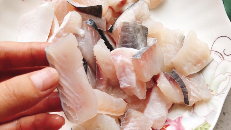剁椒粉丝巴沙鱼-若是龙利鱼这么做也很好吃,切成小薄片。