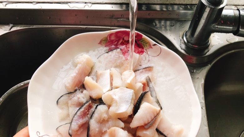 剁椒粉丝巴沙鱼-若是龙利鱼这么做也很好吃,捞起后用冷水冲洗1遍。