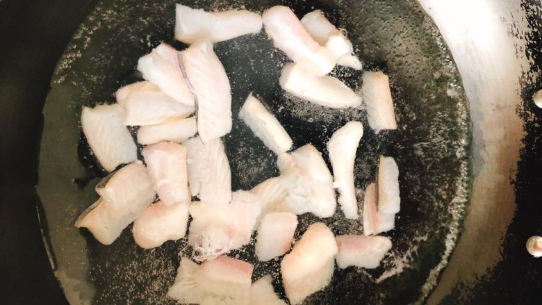 剁椒粉丝巴沙鱼-若是龙利鱼这么做也很好吃,锅里水烧开，倒入鱼片灼20秒捞起。（去腥塑形，若不过水直接蒸的话会粘在一起）