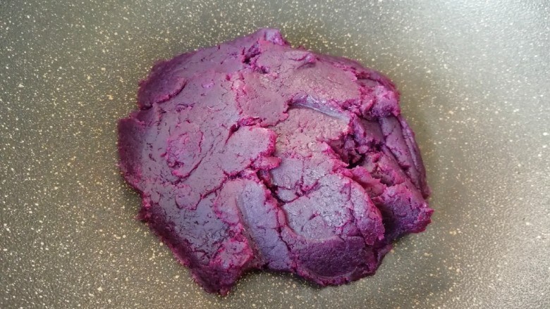紫薯馅老婆饼, 直至细砂糖完全融化，紫薯泥能抱成一团的时候关火，盛出紫薯馅晾凉备用。
