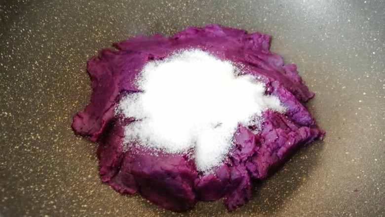 紫薯馅老婆饼,加入细砂糖继续小火翻炒。