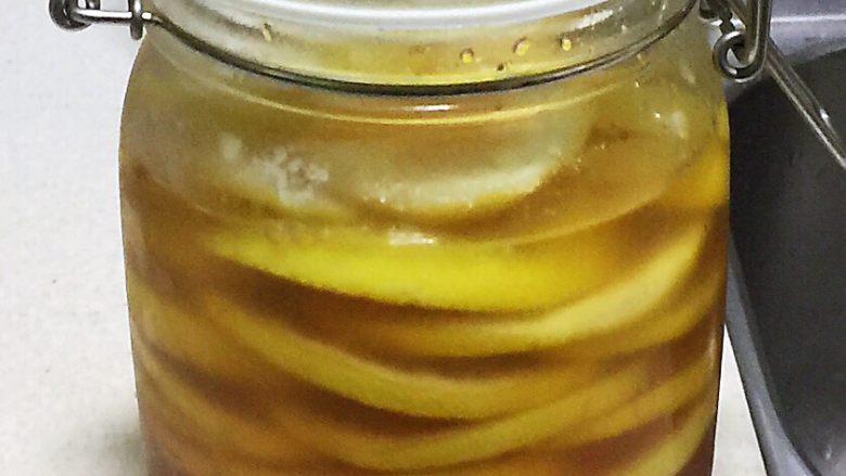 柠檬蜜,全部放完以后密封好玻璃罐，放入冰箱保鲜层冷藏六天左右就可以了。
够时间后，当你打开玻璃罐，你会闻到柠檬混合蜂蜜发酵后的清香，很好闻的。