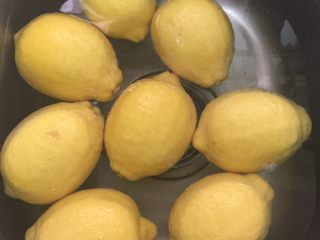 柠檬蜜,柠檬加点盐反复搓洗表面，这样可以搓掉表面的蜡。
将柠檬放在清水中浸泡2分钟左右，可以让盐溶于水中。
然后将柠檬有水冲洗干净，用厨房纸巾擦干表面。最好再放在阴凉的地方，晾一晾，这样表面的水分会自然干。