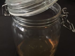 柠檬蜜,玻璃罐下面先铺一层蜂蜜，再开始放柠檬片。
放到一半的时候再加蜂蜜浮面，蜂蜜会自己渗漏下去的（我比较懒，没有放一层柠檬到一层蜂蜜）。
柠檬片放完，再加蜂蜜到表面，柠檬不要放的太满，因为柠檬浸泡后会出水的。