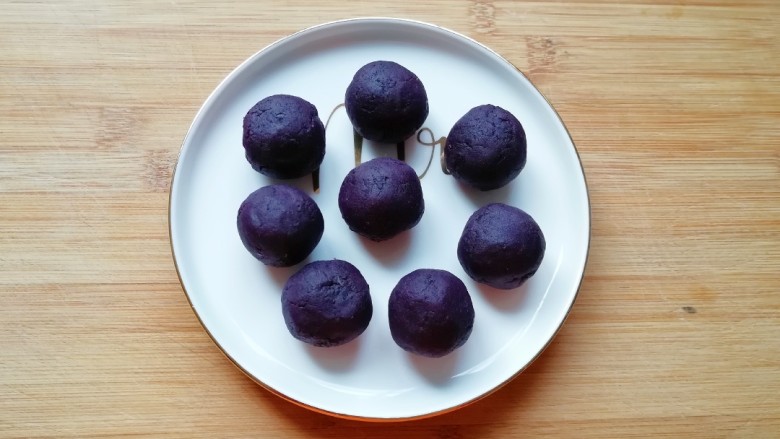 紫薯馅老婆饼,将紫薯馅分好搓圆(一个15g左右)。