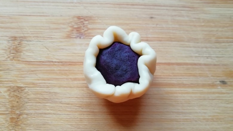 紫薯馅老婆饼,用虎口慢慢向上推挤收口。