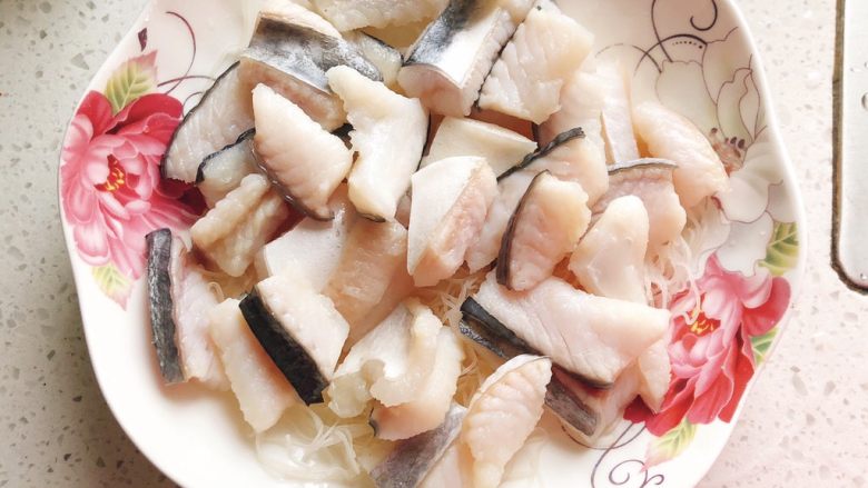 剁椒粉丝巴沙鱼-若是龙利鱼这么做也很好吃,铺上一层鱼片。