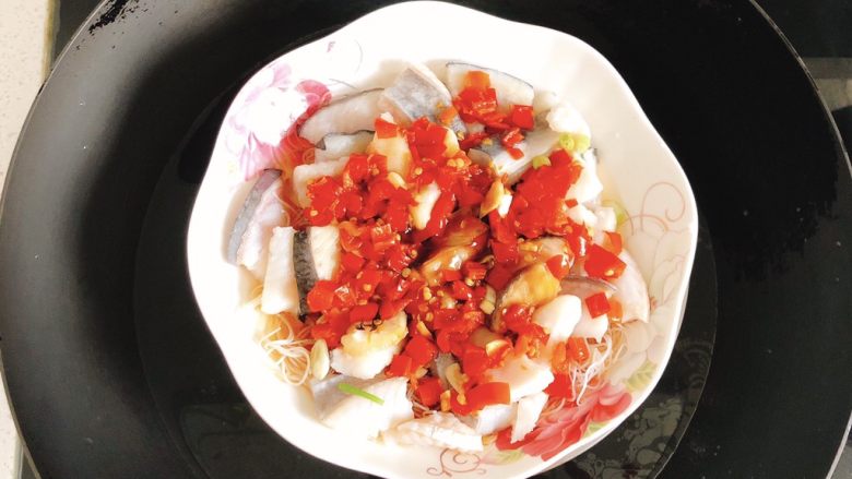 剁椒粉丝巴沙鱼-若是龙利鱼这么做也很好吃,放到锅中蒸架大火蒸10分钟。