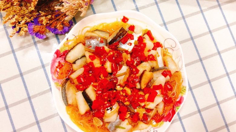 剁椒粉丝巴沙鱼-若是龙利鱼这么做也很好吃,成品图。