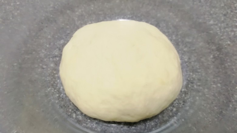 火腿肠披萨,揉成光滑的面团，盖上保鲜膜发酵至两倍大。