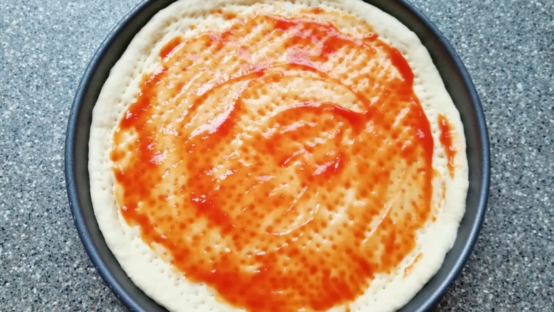 火腿肠披萨,在饼底上涂一层<a style='color:red;display:inline-block;' href='/shicai/ 699'>番茄酱</a>。
烤箱上下管200度预热。