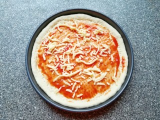 火腿肠披萨,撒上一些马苏里拉芝士(马苏里拉芝士的用量根据自己的喜好决定)。