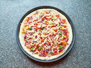 火腿肠披萨, 最上面再撒上一层马苏里拉芝士。