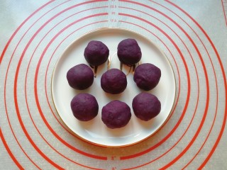 紫薯小餐包,紫薯馅分成8份搓圆备用。